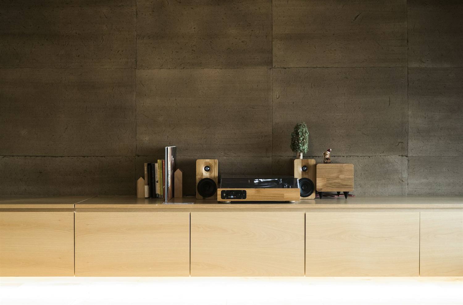Hi-fi system with turntable and bookshelf speakers on a wood console